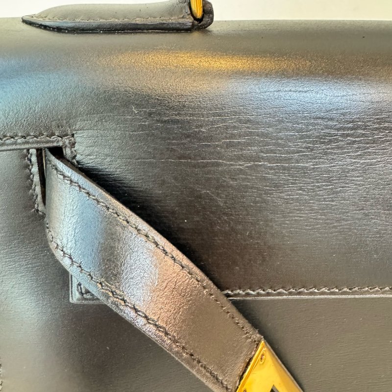 Hermès 愛馬仕 Kelly 28 黑金 Box 皮 圈 M 刻 1983 年 有肩帶有鎖具 尺寸:28*22*10cm-12