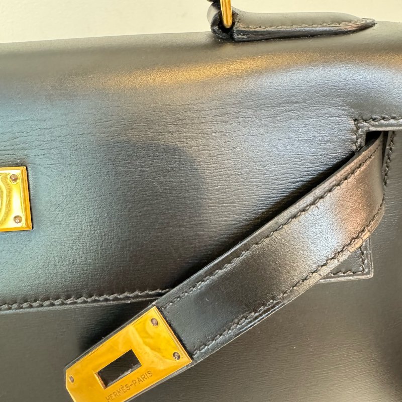Hermès 愛馬仕 Kelly 28 黑金 Box 皮 圈 M 刻 1983 年 有肩帶有鎖具 尺寸:28*22*10cm-13