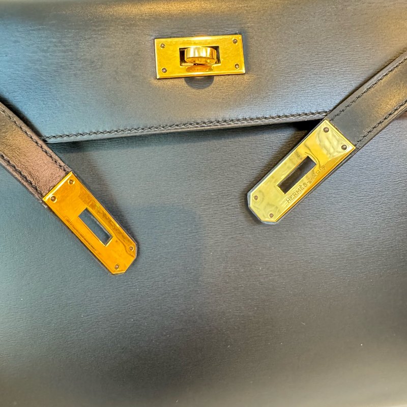 Hermès 愛馬仕 Kelly 28 黑金 Box 皮 圈 M 刻 1983 年 有肩帶有鎖具 尺寸:28*22*10cm-14