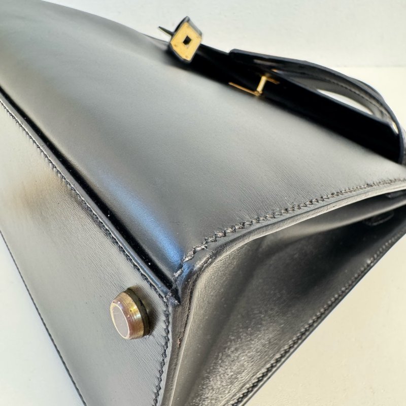 Hermès 愛馬仕 Kelly 28 黑金 Box 皮 圈 M 刻 1983 年 有肩帶有鎖具 尺寸:28*22*10cm-16