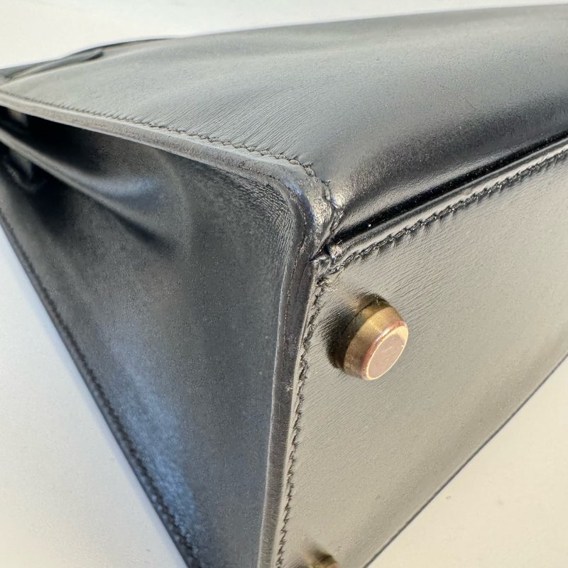 Hermès 愛馬仕 Kelly 28 黑金 Box 皮 圈 M 刻 1983 年 有肩帶有鎖具 尺寸:28*22*10cm-17