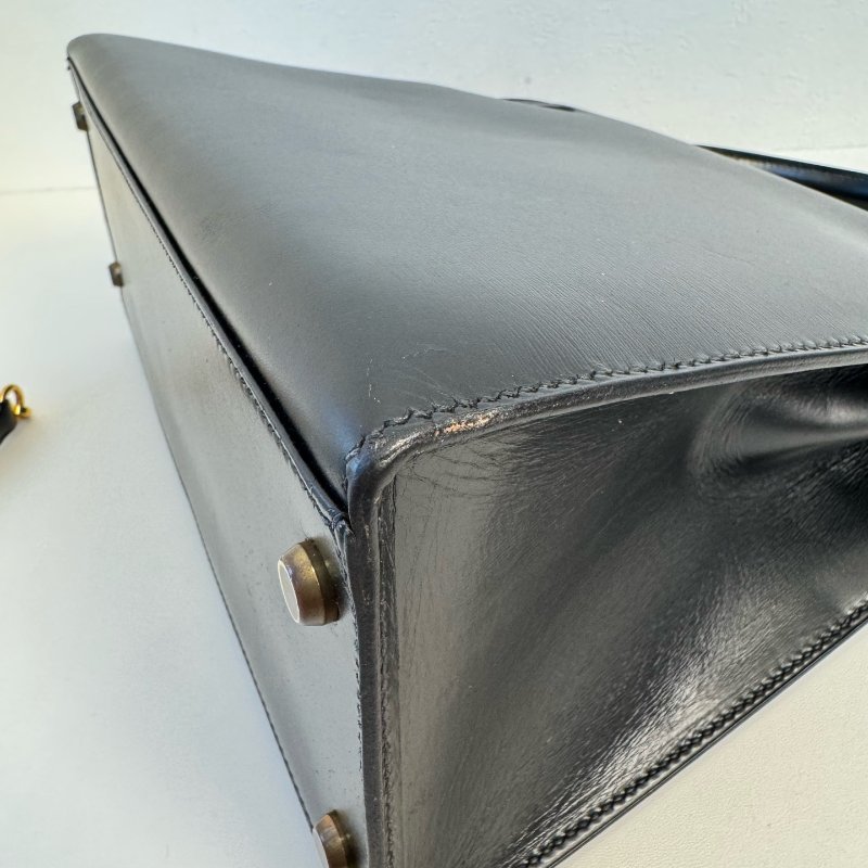 Hermès 愛馬仕 Kelly 28 黑金 Box 皮 圈 M 刻 1983 年 有肩帶有鎖具 尺寸:28*22*10cm-18