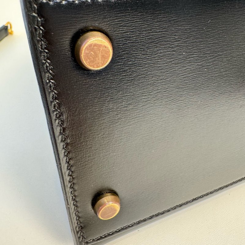 Hermès 愛馬仕 Kelly 28 黑金 Box 皮 圈 M 刻 1983 年 有肩帶有鎖具 尺寸:28*22*10cm-24