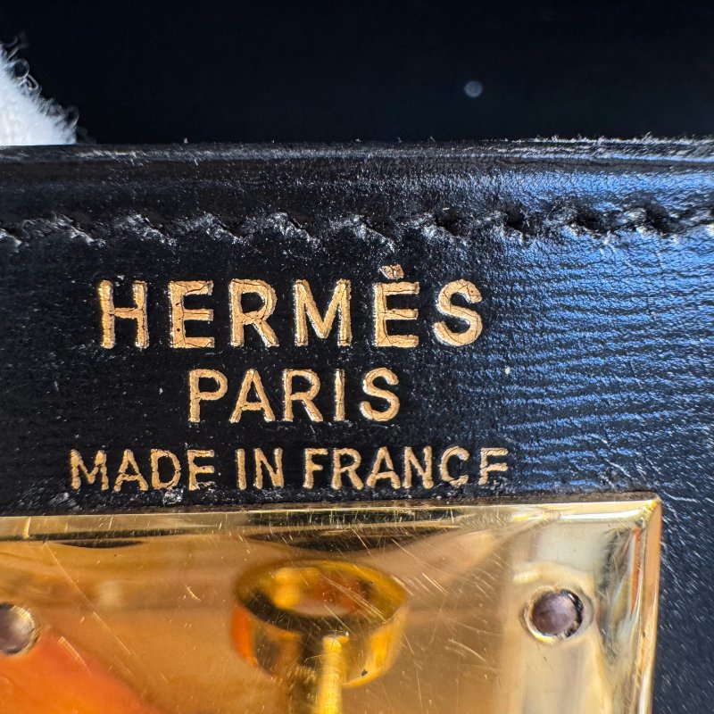 Hermès 愛馬仕 Kelly 28 黑金 Box 皮 圈 M 刻 1983 年 有肩帶有鎖具 尺寸:28*22*10cm-26