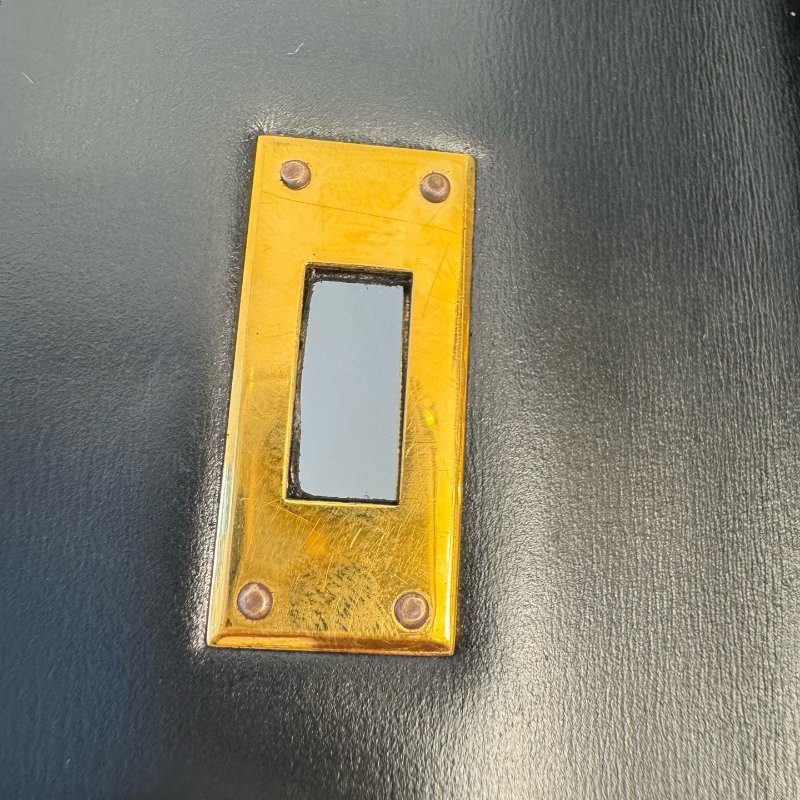 Hermès 愛馬仕 Kelly 28 黑金 Box 皮 圈 M 刻 1983 年 有肩帶有鎖具 尺寸:28*22*10cm-28