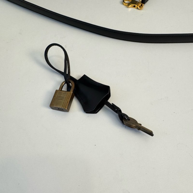 Hermès 愛馬仕 Kelly 28 黑金 Box 皮 圈 M 刻 1983 年 有肩帶有鎖具 尺寸:28*22*10cm-31