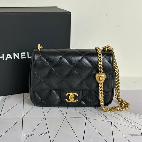CHANEL 愛心調節釦口蓋包 20 - 羊皮黑金