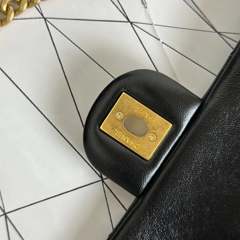 CHANEL 愛心調節釦口蓋包 20 - 羊皮黑金-7