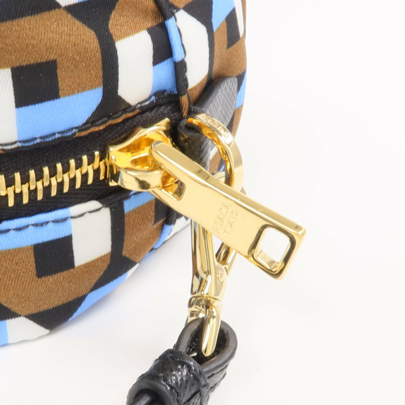 PRADA 尼龍Pouch金扣手拿包-5