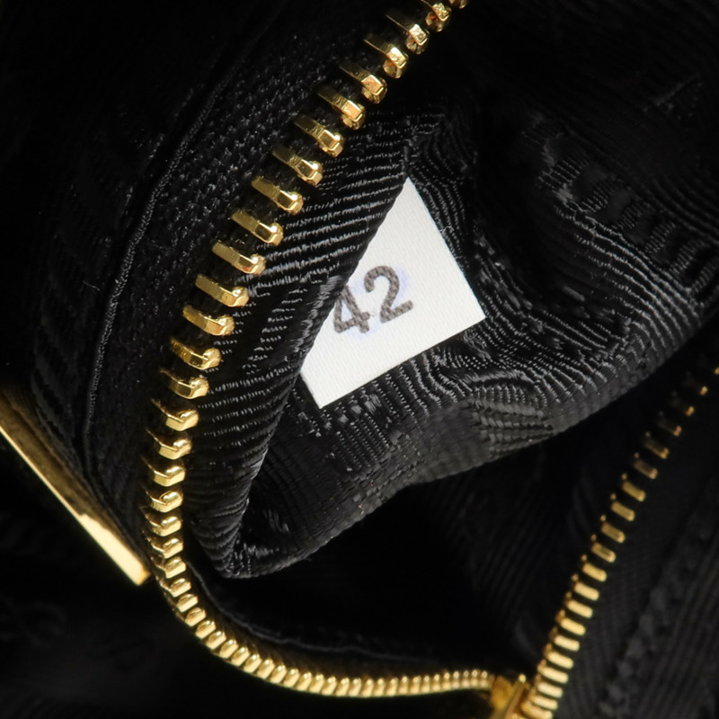 PRADA 尼龍Pouch金扣手拿包-9