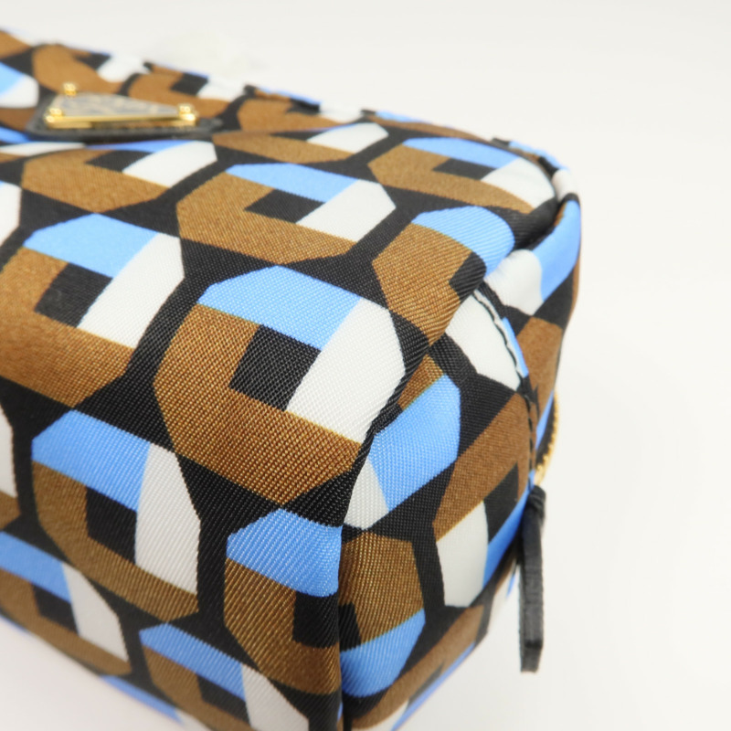 PRADA 尼龍Pouch金扣手拿包-11