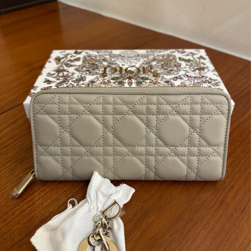 DIOR 燕麥色藤格紋金吊飾ㄇ拉長夾-0