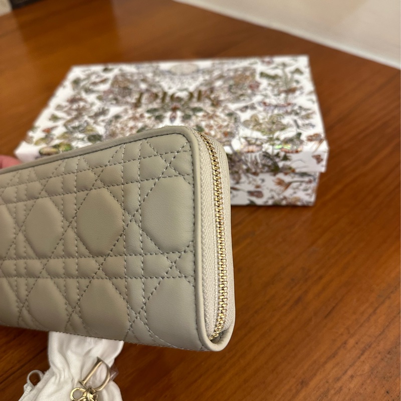 DIOR 燕麥色藤格紋金吊飾ㄇ拉長夾-1