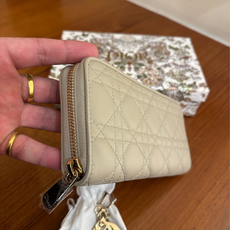 DIOR 燕麥色藤格紋金吊飾ㄇ拉長夾-2