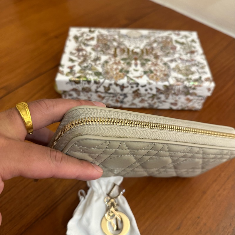 DIOR 燕麥色藤格紋金吊飾ㄇ拉長夾-3