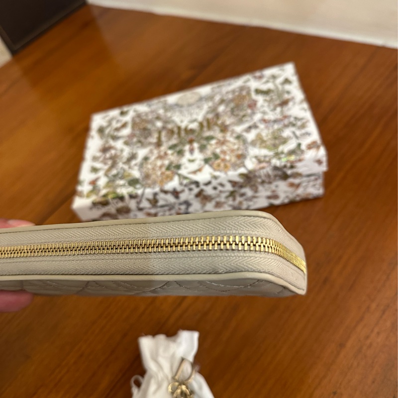 DIOR 燕麥色藤格紋金吊飾ㄇ拉長夾-4