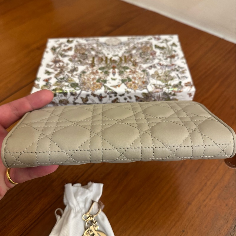 DIOR 燕麥色藤格紋金吊飾ㄇ拉長夾-5