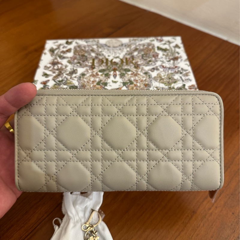 DIOR 燕麥色藤格紋金吊飾ㄇ拉長夾-7