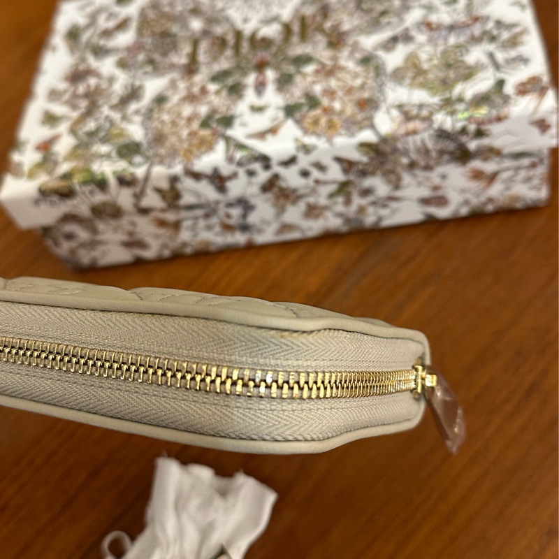 DIOR 燕麥色藤格紋金吊飾ㄇ拉長夾-8