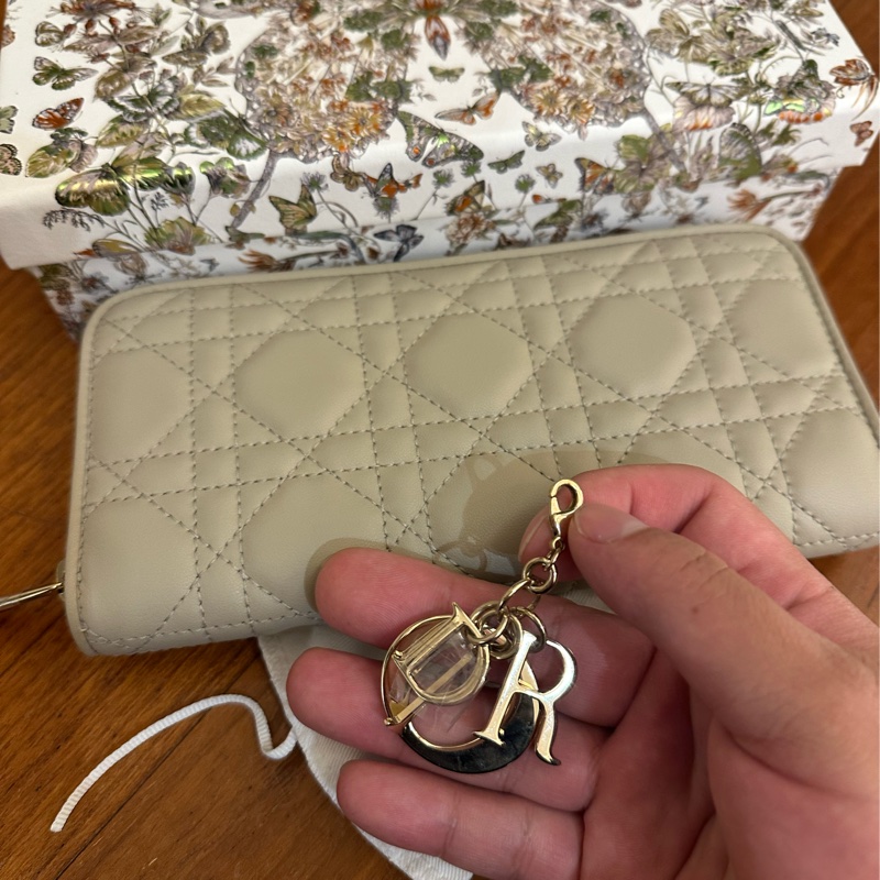 DIOR 燕麥色藤格紋金吊飾ㄇ拉長夾-10