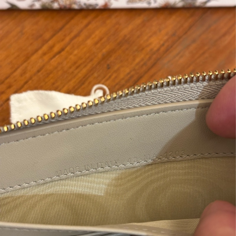 DIOR 燕麥色藤格紋金吊飾ㄇ拉長夾-11