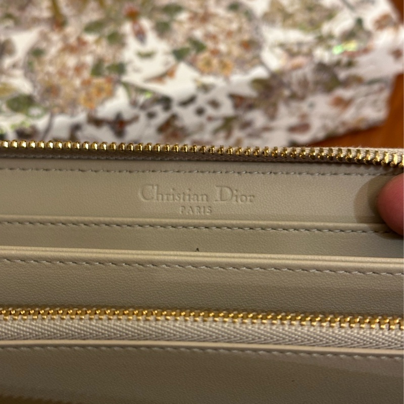 DIOR 燕麥色藤格紋金吊飾ㄇ拉長夾-13