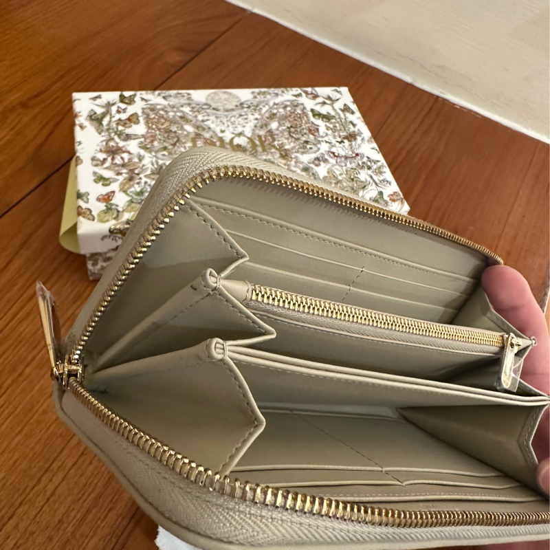 DIOR 燕麥色藤格紋金吊飾ㄇ拉長夾-14