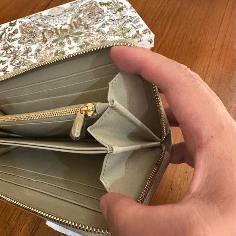 DIOR 燕麥色藤格紋金吊飾ㄇ拉長夾-15