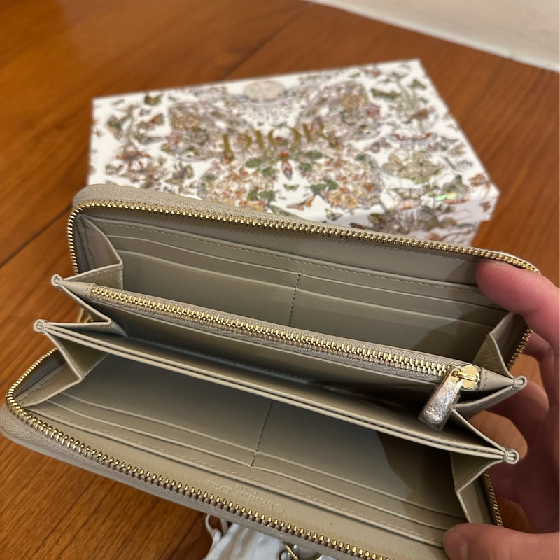 DIOR 燕麥色藤格紋金吊飾ㄇ拉長夾-17