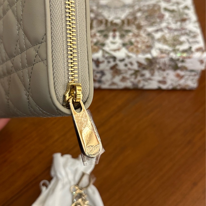 DIOR 燕麥色藤格紋金吊飾ㄇ拉長夾-19