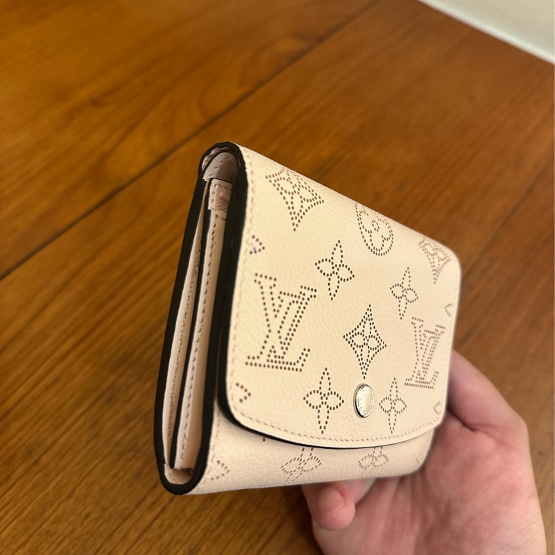 LV粉色雷射洞洞扣式短夾 日本限定 成田機場購入-1