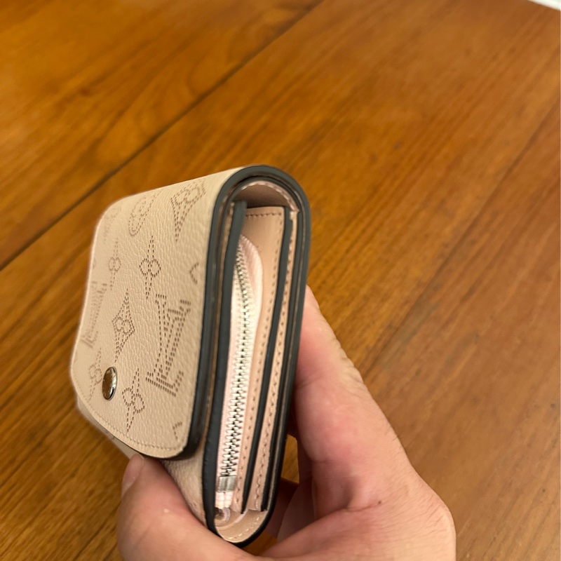 LV粉色雷射洞洞扣式短夾 日本限定 成田機場購入-2