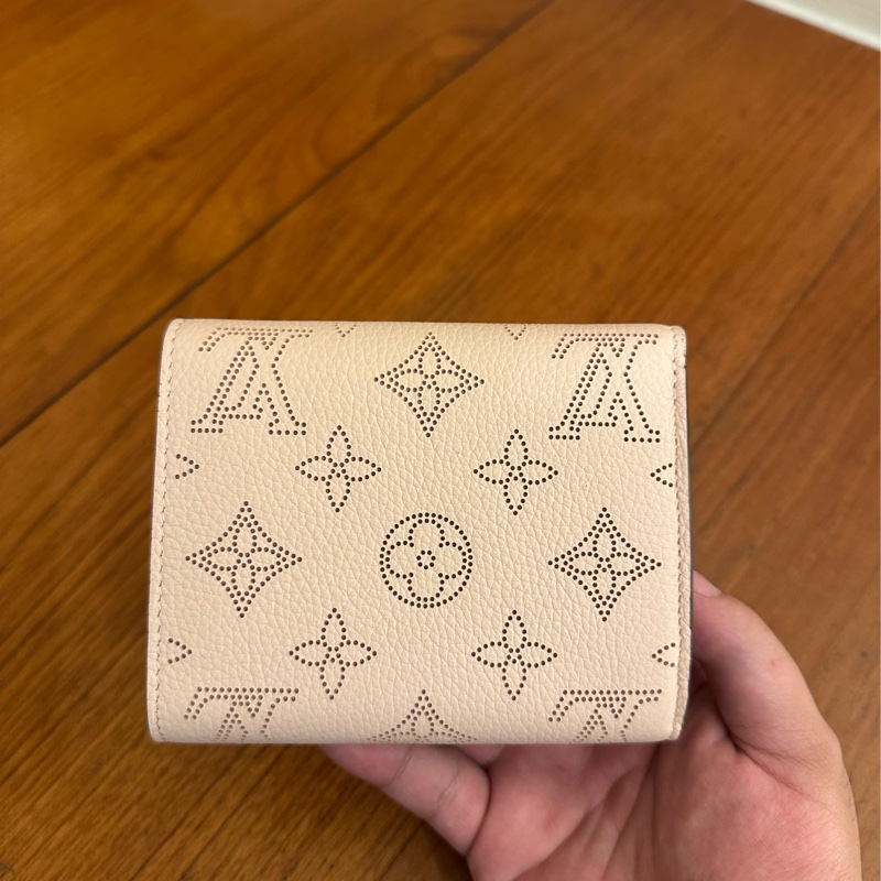 LV粉色雷射洞洞扣式短夾 日本限定 成田機場購入-3