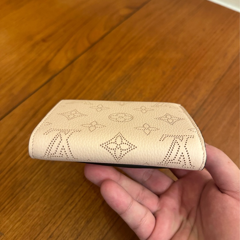 LV粉色雷射洞洞扣式短夾 日本限定 成田機場購入-4