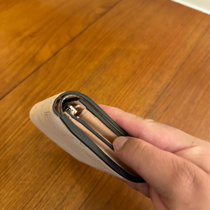 LV粉色雷射洞洞扣式短夾 日本限定 成田機場購入-6