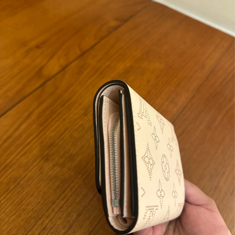 LV粉色雷射洞洞扣式短夾 日本限定 成田機場購入-7