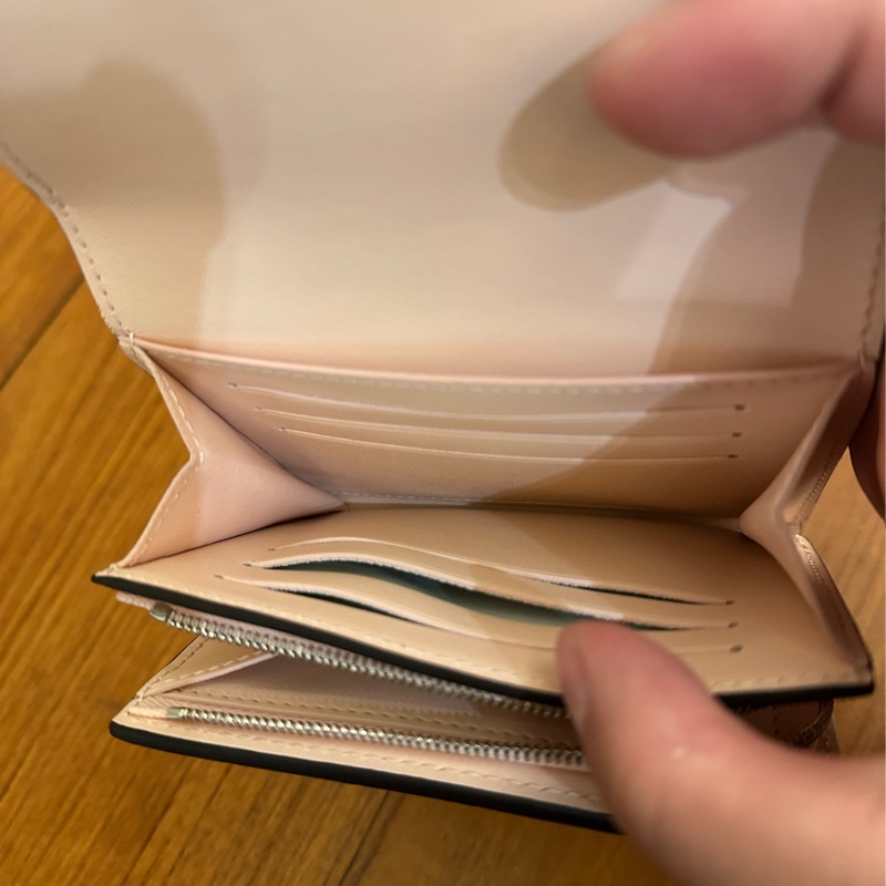 LV粉色雷射洞洞扣式短夾 日本限定 成田機場購入-10