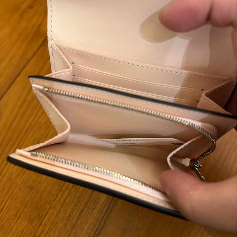 LV粉色雷射洞洞扣式短夾 日本限定 成田機場購入-11