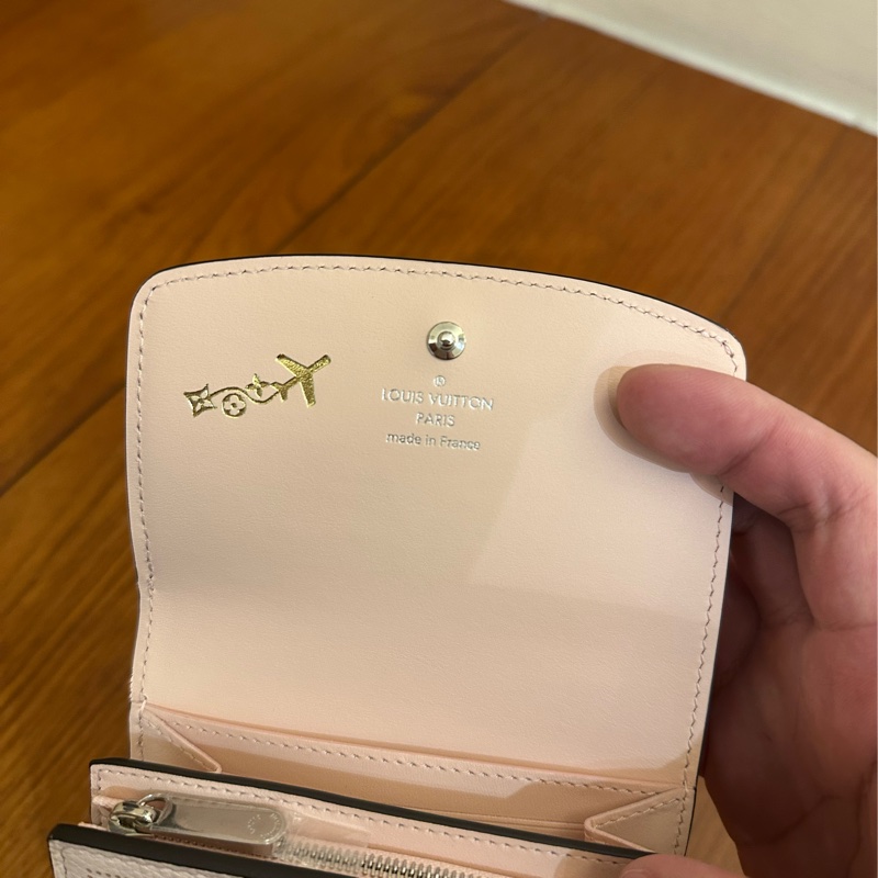 LV粉色雷射洞洞扣式短夾 日本限定 成田機場購入-14