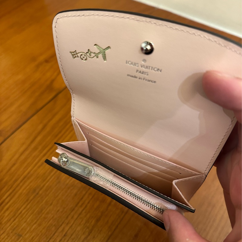 LV粉色雷射洞洞扣式短夾 日本限定 成田機場購入-15