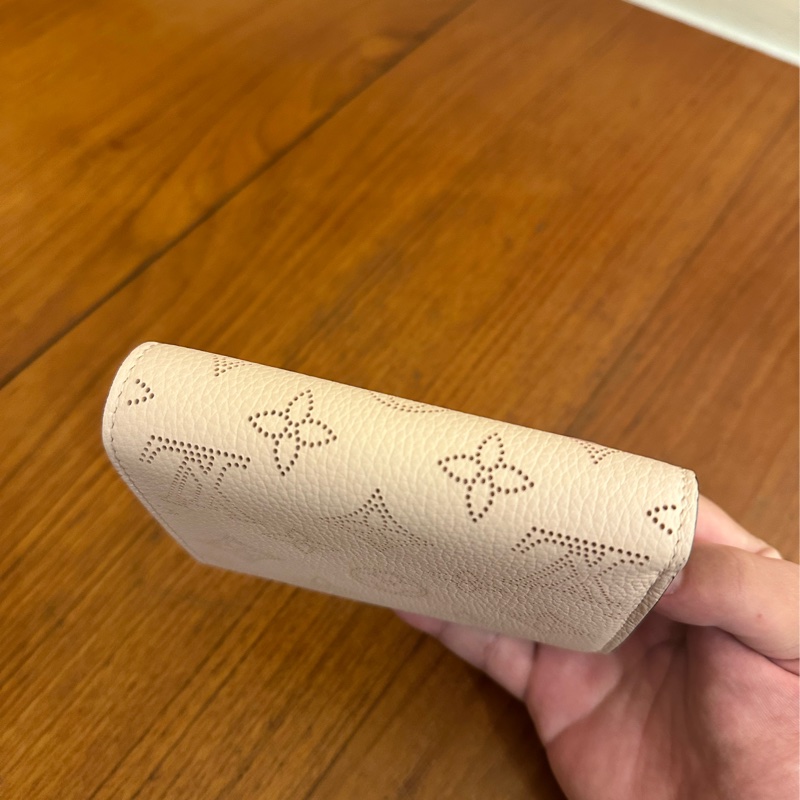 LV粉色雷射洞洞扣式短夾 日本限定 成田機場購入-19