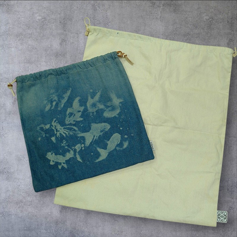 🫅女神購物節狂降(原$12800)‼️只到3/15⏰【8成新】㊣✨ LOEWE ✨羅威(附防塵袋)牛仔 藍色金魚 印花 束口包 手提包 肩背包/二手包/二手精品🌳二手樹屋🌳-1