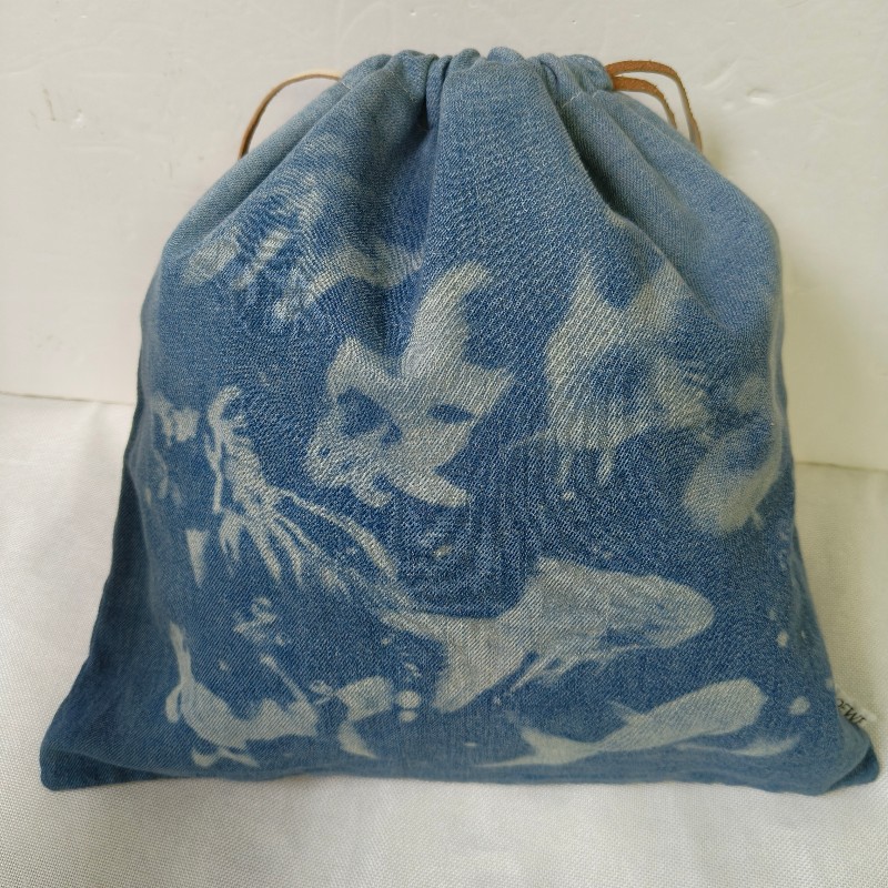 🫅女神購物節狂降(原$12800)‼️只到3/15⏰【8成新】㊣✨ LOEWE ✨羅威(附防塵袋)牛仔 藍色金魚 印花 束口包 手提包 肩背包/二手包/二手精品🌳二手樹屋🌳-2