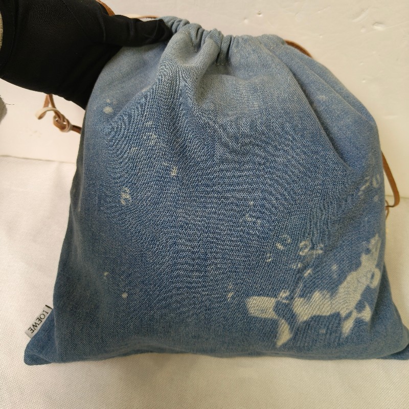 🫅女神購物節狂降(原$12800)‼️只到3/15⏰【8成新】㊣✨ LOEWE ✨羅威(附防塵袋)牛仔 藍色金魚 印花 束口包 手提包 肩背包/二手包/二手精品🌳二手樹屋🌳-4