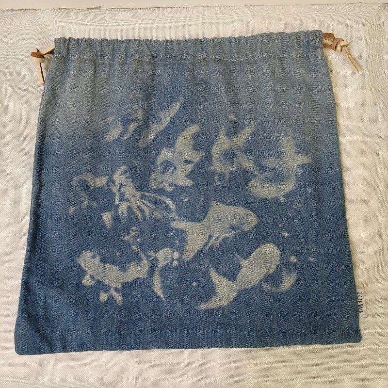 🫅女神購物節狂降(原$12800)‼️只到3/15⏰【8成新】㊣✨ LOEWE ✨羅威(附防塵袋)牛仔 藍色金魚 印花 束口包 手提包 肩背包/二手包/二手精品🌳二手樹屋🌳-8