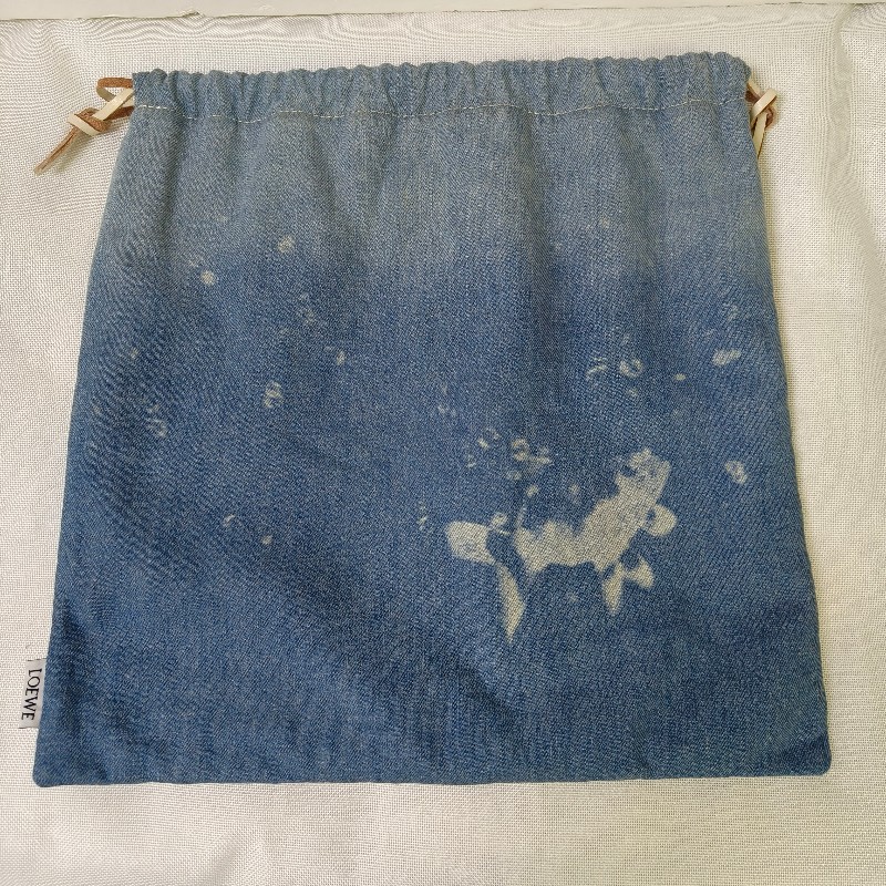 🫅女神購物節狂降(原$12800)‼️只到3/15⏰【8成新】㊣✨ LOEWE ✨羅威(附防塵袋)牛仔 藍色金魚 印花 束口包 手提包 肩背包/二手包/二手精品🌳二手樹屋🌳-14