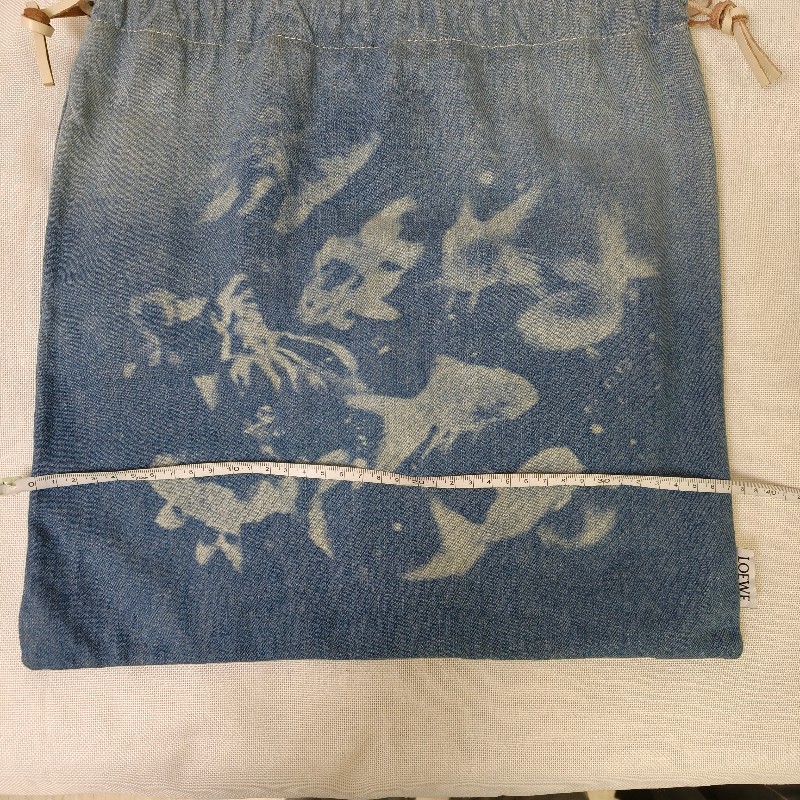 🫅女神購物節狂降(原$12800)‼️只到3/15⏰【8成新】㊣✨ LOEWE ✨羅威(附防塵袋)牛仔 藍色金魚 印花 束口包 手提包 肩背包/二手包/二手精品🌳二手樹屋🌳-32
