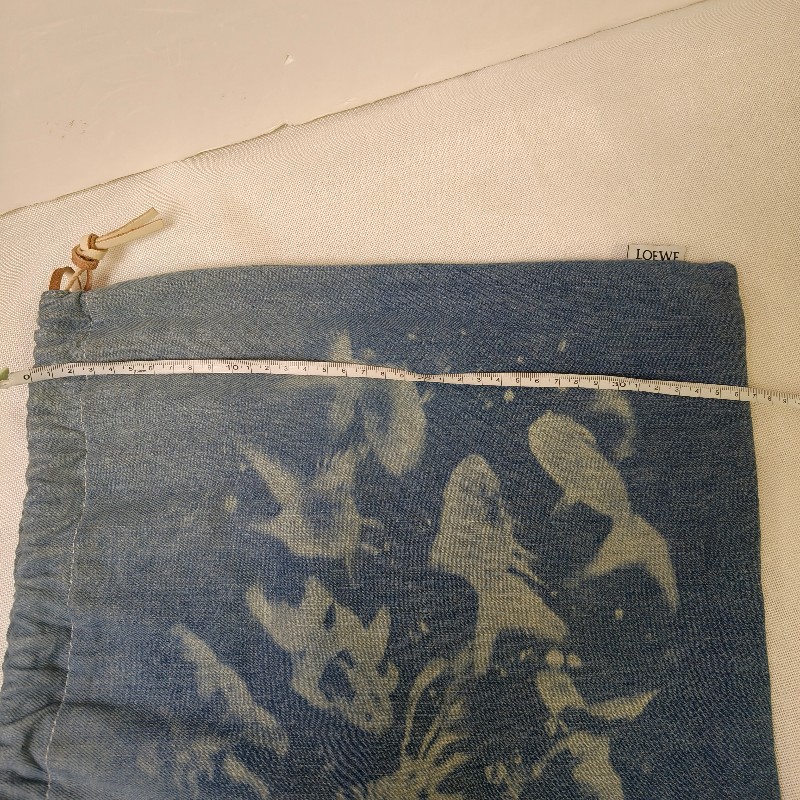 🫅女神購物節狂降(原$12800)‼️只到3/15⏰【8成新】㊣✨ LOEWE ✨羅威(附防塵袋)牛仔 藍色金魚 印花 束口包 手提包 肩背包/二手包/二手精品🌳二手樹屋🌳-33