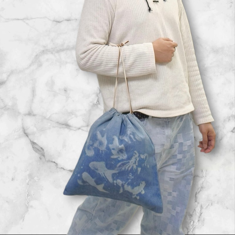 🫅女神購物節狂降(原$12800)‼️只到3/15⏰【8成新】㊣✨ LOEWE ✨羅威(附防塵袋)牛仔 藍色金魚 印花 束口包 手提包 肩背包/二手包/二手精品🌳二手樹屋🌳-35