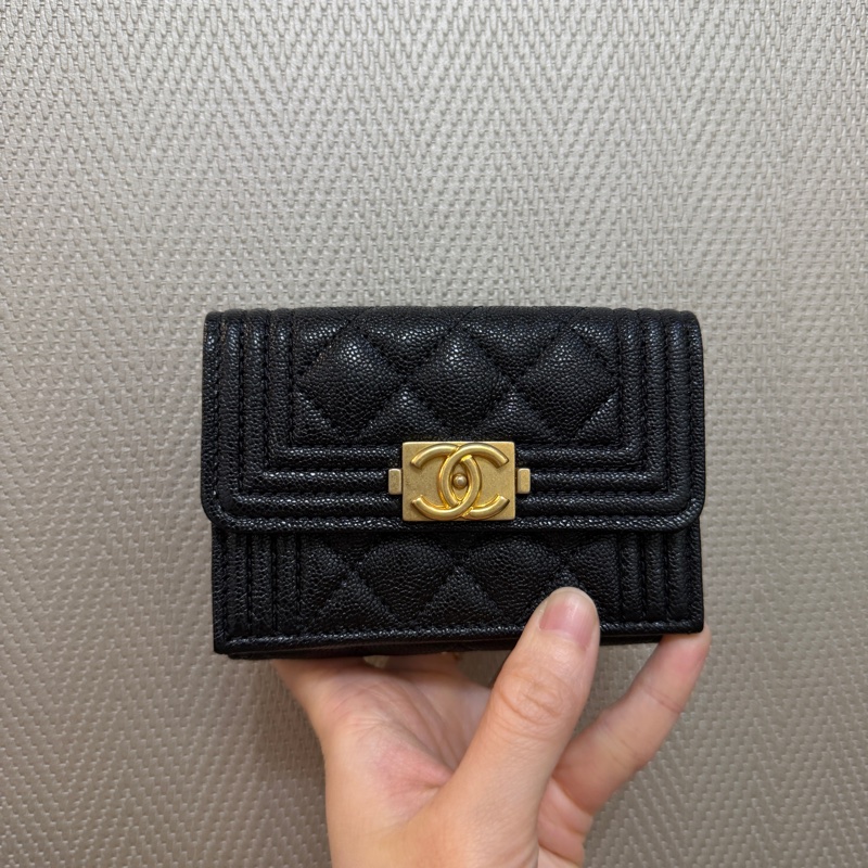 Chanel 黑荔枝皮霧金釦Boy三折短夾A84432-0